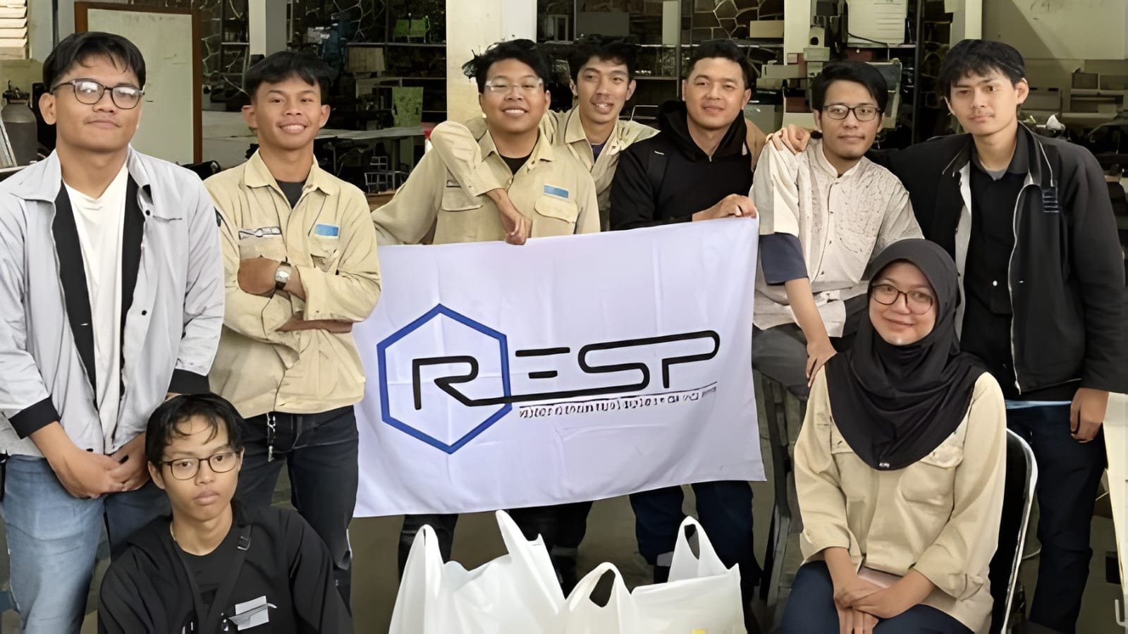 RESP Berbagi: UKM Robotik Polman Bandung Bagikan Takjil untuk Warga Sekitar Kampus di Bulan Ramadhan